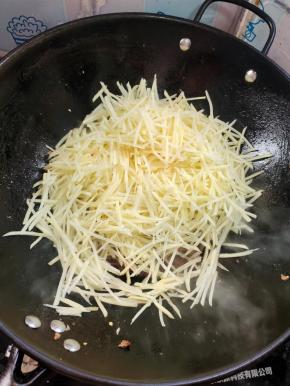 放入土豆丝翻炒均匀！