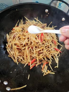 加入适量的盐翻炒均匀！