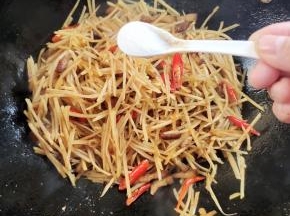 加入适量的盐翻炒均匀！