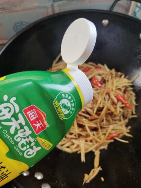 放入适量的蚝油调味！