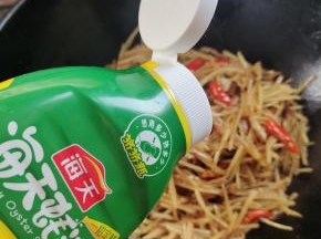 放入适量的蚝油调味！