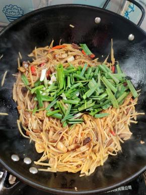 放入蒜苗翻炒30秒！