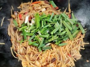 放入蒜苗翻炒30秒！