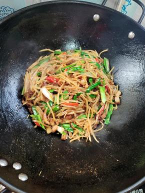 起锅前放入适量的味精翻炒均匀即可！