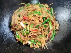 起锅前放入适量的味精翻炒均匀即可！