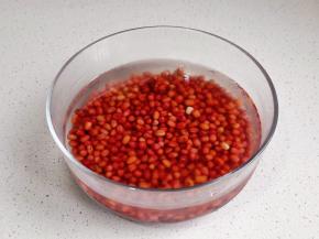 红豆冷水泡一夜。