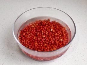 红豆冷水泡一夜。