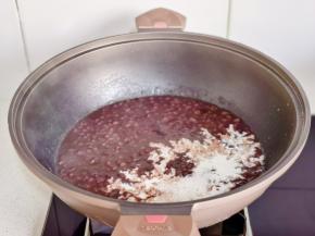 加入牛奶烧开关火。