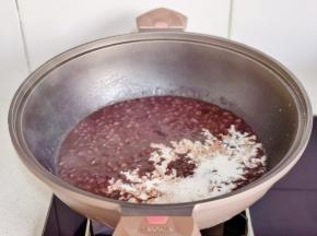 加入牛奶烧开关火。