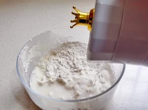 糯米粉中加入开水。