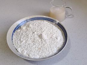 准备食材，酵母粉加温水自然溶解。