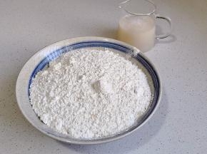 准备食材，酵母粉加温水自然溶解。
