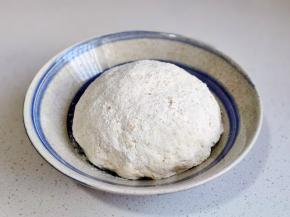 酵母水分次加入面粉中，搅拌成絮状再揉成面团。（水量大家可以自己掌握）