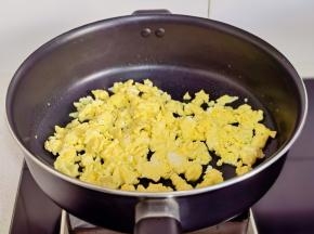 鸡蛋煎熟铲碎晾凉备用。