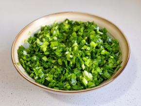 韭菜洗净切碎，加1勺橄榄油拌匀锁住水分。