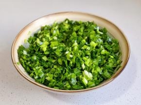 韭菜洗净切碎，加1勺橄榄油拌匀锁住水分。