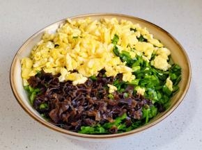 泡发的黑木耳切碎，三种混合。