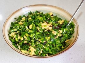 加盐，生抽拌均匀即可。