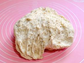 面团发酵至蜂窝状。