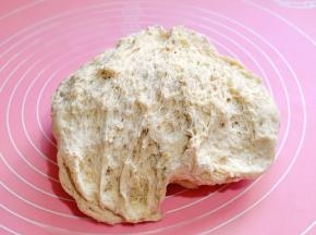 面团发酵至蜂窝状。