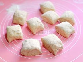 分成等份小面团揉圆。