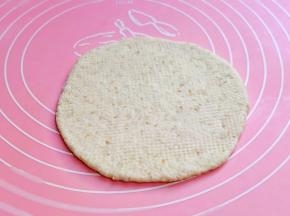 擀成圆饼。