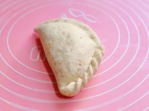 对折包成饺子形状，再捏出花边。