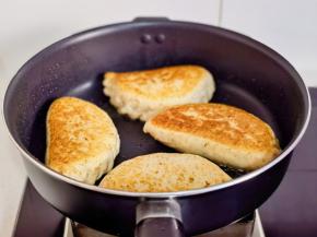 煎至两面金黄即可。