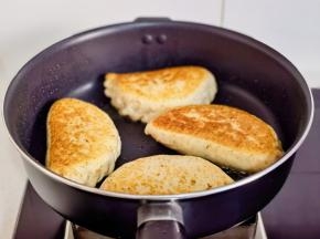 煎至两面金黄即可。