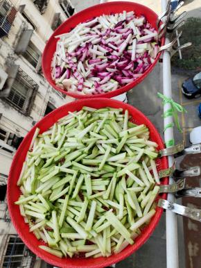 放在阳光下晾晒三四天！