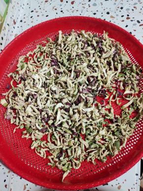 萝卜干晒至八九成干就可以了！