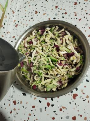 晾晒好的萝卜干放在大碗里！