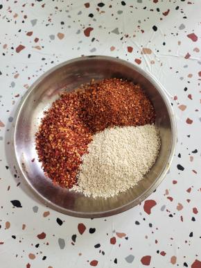 再放入刚刚做好的辣椒油，生抽，鸡精！