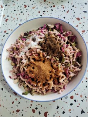 装在无生水的玻璃瓶里，按压紧实！密封保存一年都不会坏！