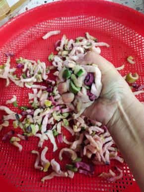 萝卜干捞起来，挤干水分！