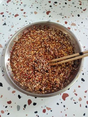 淋上热油搅拌均匀备用！