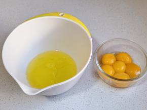 蛋白与蛋黄分离。