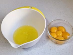 蛋白与蛋黄分离。