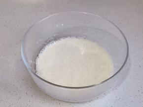 玉米油+牛奶打至完全融合。