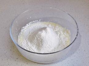 筛入低筋面粉翻拌至无干粉。