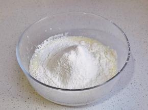 筛入低筋面粉翻拌至无干粉。