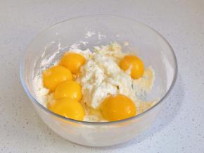加入蛋黄。