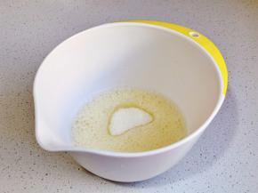 蛋白中滴几滴柠檬打至粗泡，分三次加入糖。