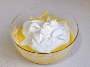 取三分之一的蛋白霜加入蛋黄糊中翻拌均匀，再取三分之一继续翻拌至完全混合。