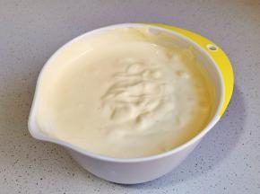 最后将蛋黄糊倒入蛋白霜的器具中翻拌均匀。