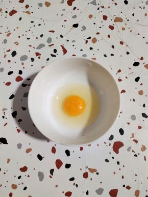 鸡蛋提前放在冰箱冷藏一晚上！(小时候没有冰箱，爸妈都是把鸡蛋清洗干净，放在水缸里浸泡一晚上！)取出来磕入碗中！