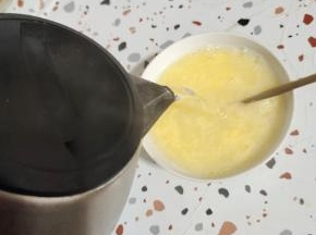 水烧开后，冲入蛋液中，边冲边搅拌！