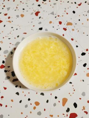 一碗清火的鸡蛋茶就做好了！趁热喝吧！