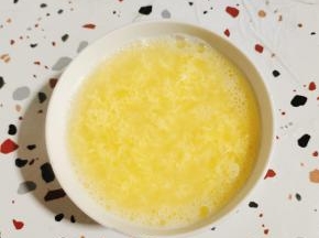 一碗清火的鸡蛋茶就做好了！趁热喝吧！