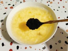 觉得味道淡的可以加入适量的红糖搅拌均匀即可！(记得加入红糖，千万别放白糖啊！白糖上火！)